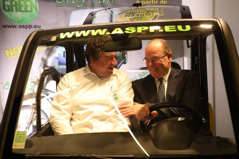 Le Prince Albert II de Monaco enthousiaste pour les petites voitures électriques 